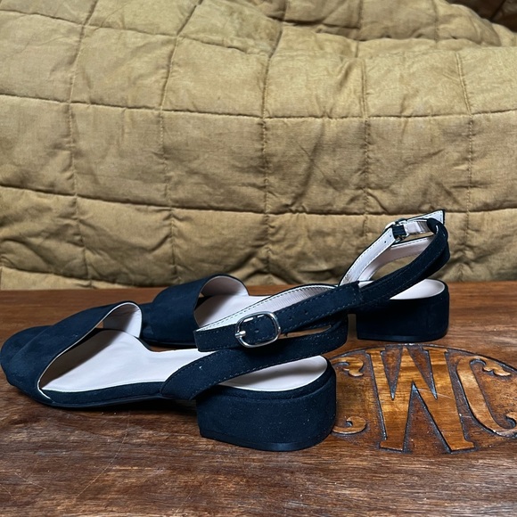 Universal Thread Heels - Picture 3 of 4